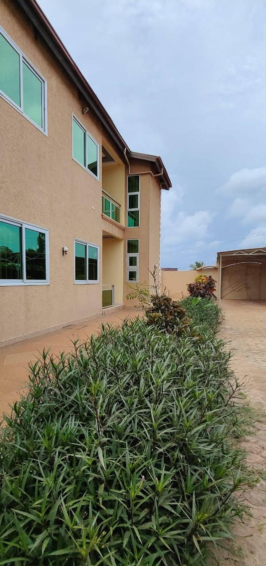 VILLA 8 PIÈCES À LOUER OU À VENDRE À AGOÈ ASSIYEYÉ – 1 LOT