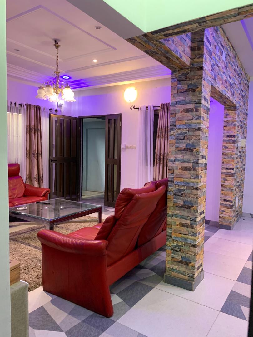 UNE MINI VILLA À VENDRE – À CÔTÉ DE L’HÔTEL DE L’AÉROPORT DE LOMÉ (ANGLE DE RUE)