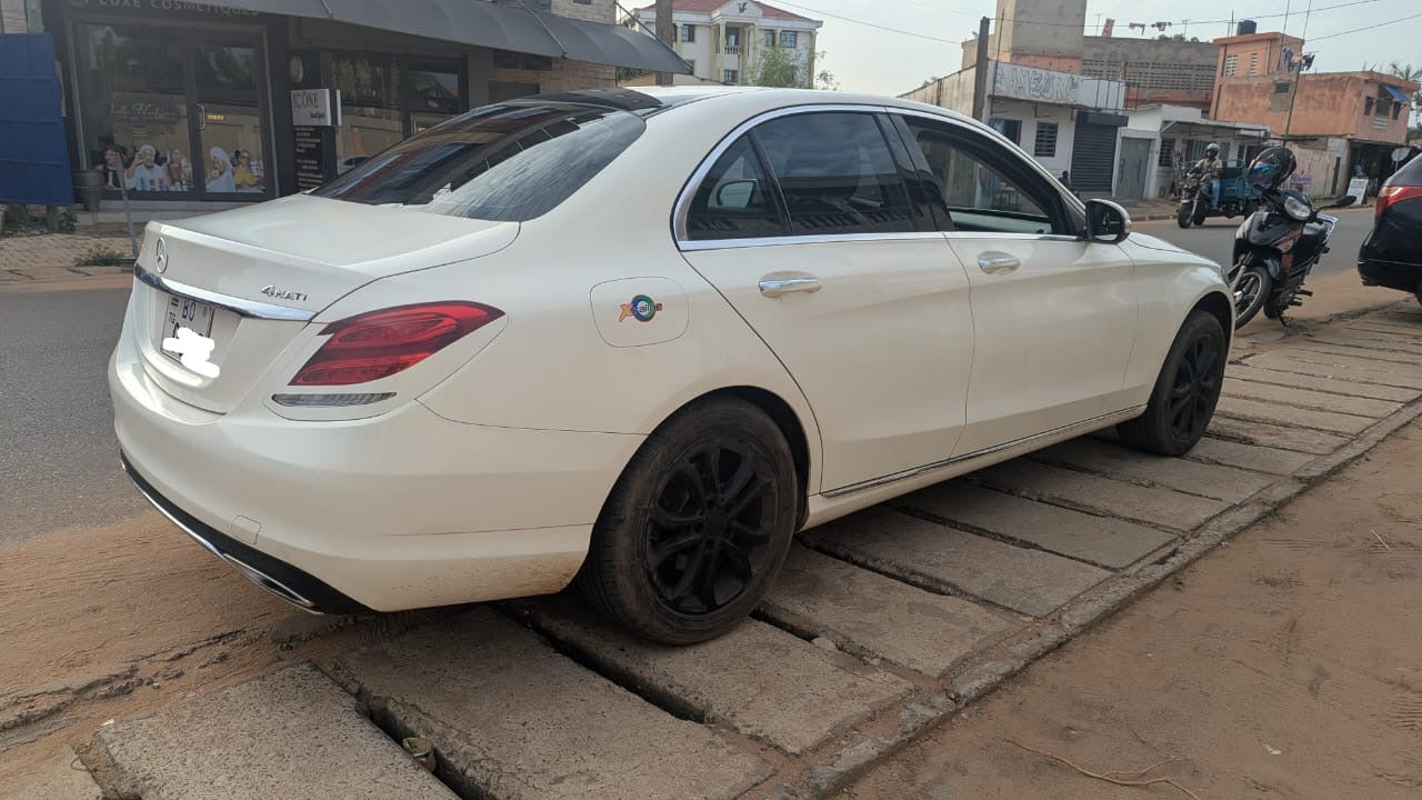 MERCEDES BENZ C300 2015