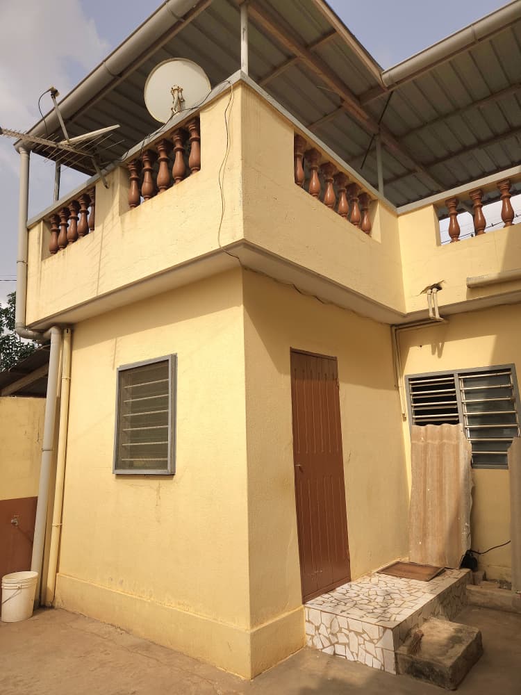 Villa R+1 à vendre à Totsi – 65 millions FCFA