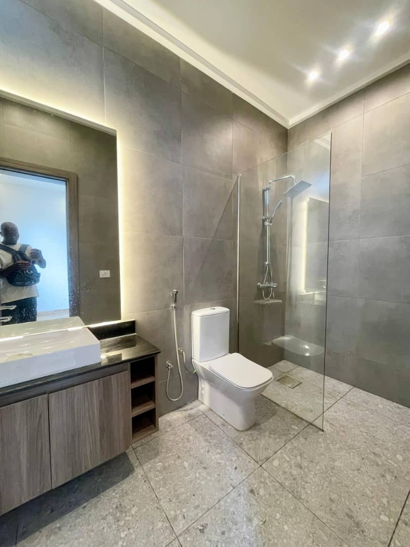 À VENDRE – Résidence 11 pièces avec piscine à Tokoin Wuiti | 1 lot | Titre foncier | 500 millions FCFA