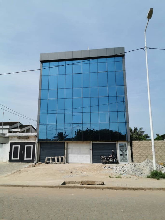 À LOUER – Immeuble R+3 neuf avec plus de 20 bureaux à Tokoin Witi | 3,5 millions FCFA/mois
