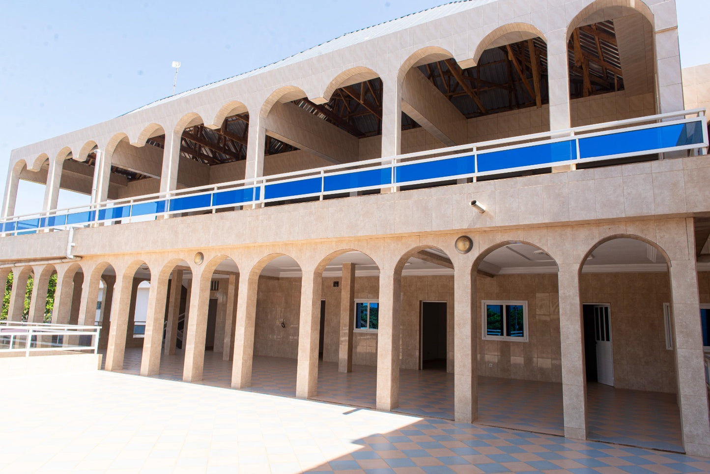 À LOUER – VILLA DE 8 CHAMBRES AVEC JARDIN ET GARAGE À HEDZRANAWOÉ | 1 MILLION FCFA/MOIS