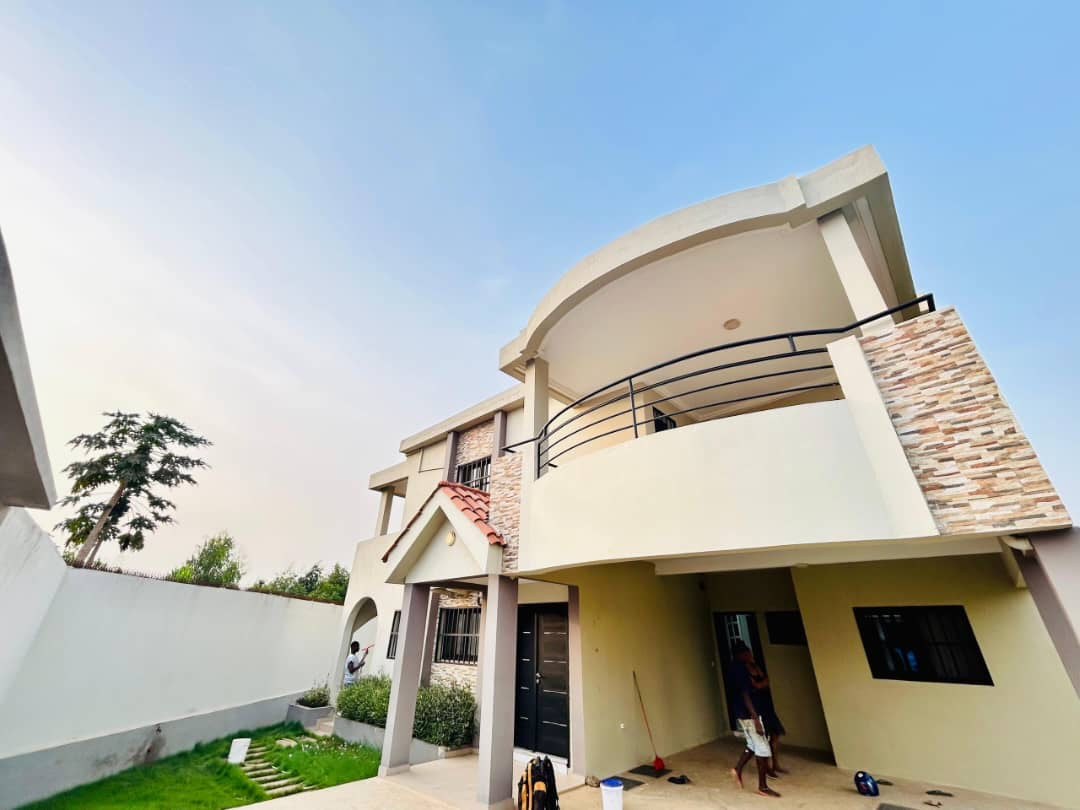 À LOUER – Villa meublée avec piscine à Zanguéra | 4 chambres | Grand jardin | 1.200.000 FCFA/mois
