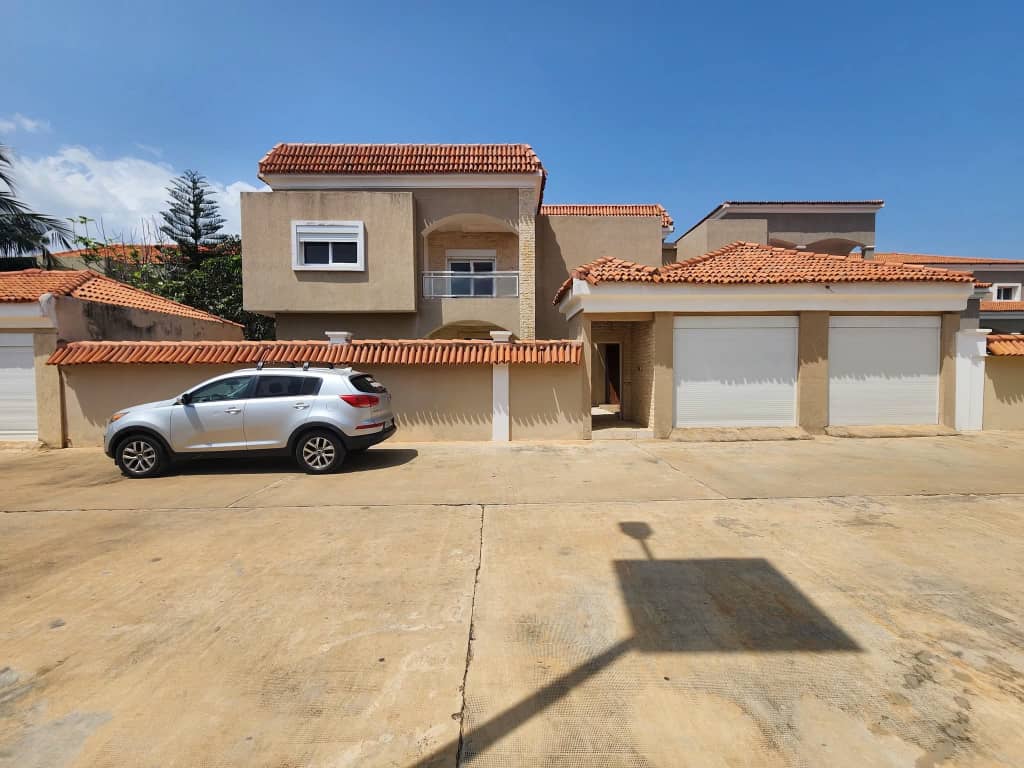 VILLA DUPLEX À VENDRE À BAGUIDA – 8 CHAMBRES, 4 SALONS, 4 CUISINES, PISCINE, GARAGE