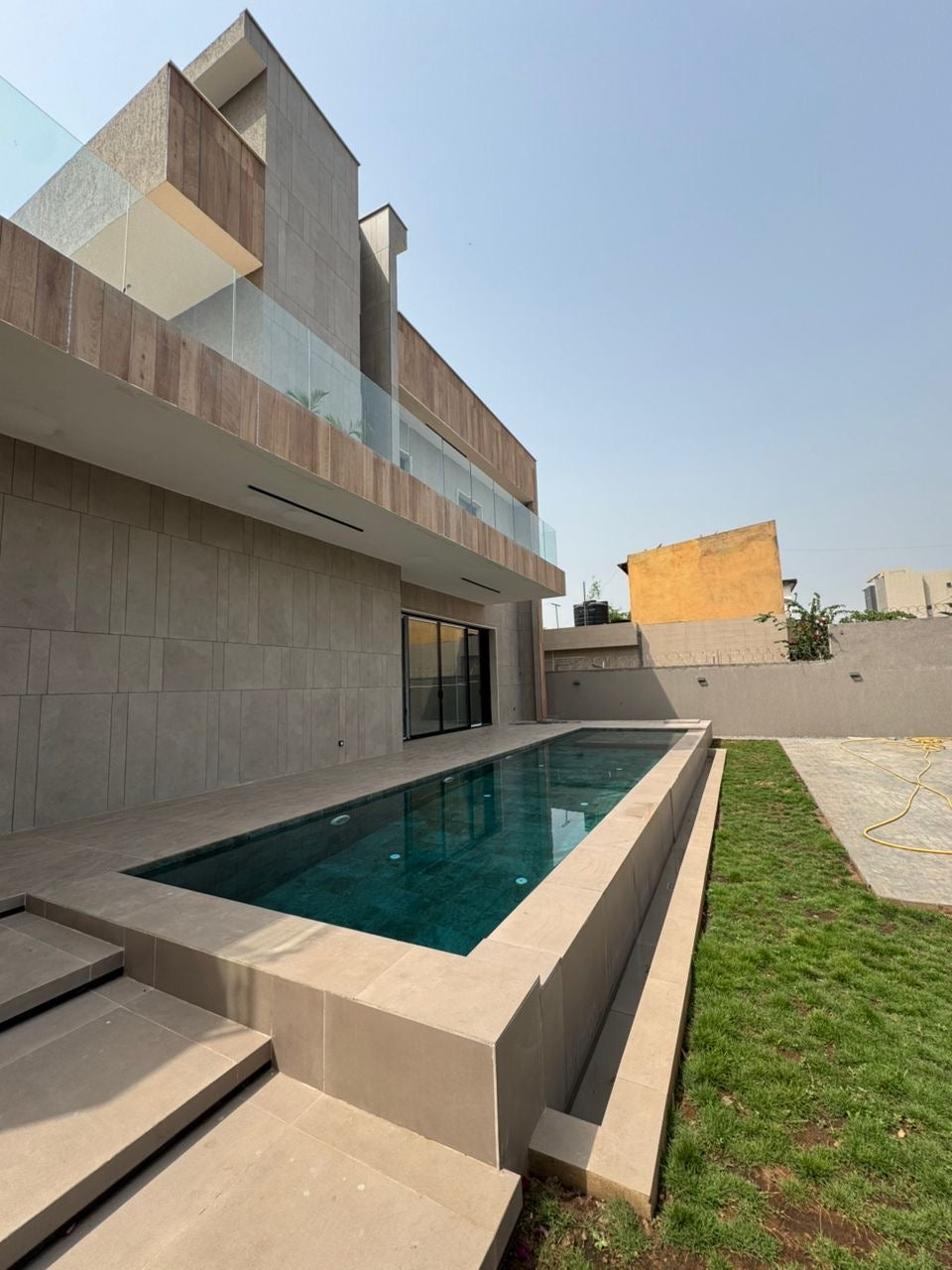 À VENDRE – Résidence 11 pièces avec piscine à Tokoin Wuiti | 1 lot | Titre foncier | 500 millions FCFA