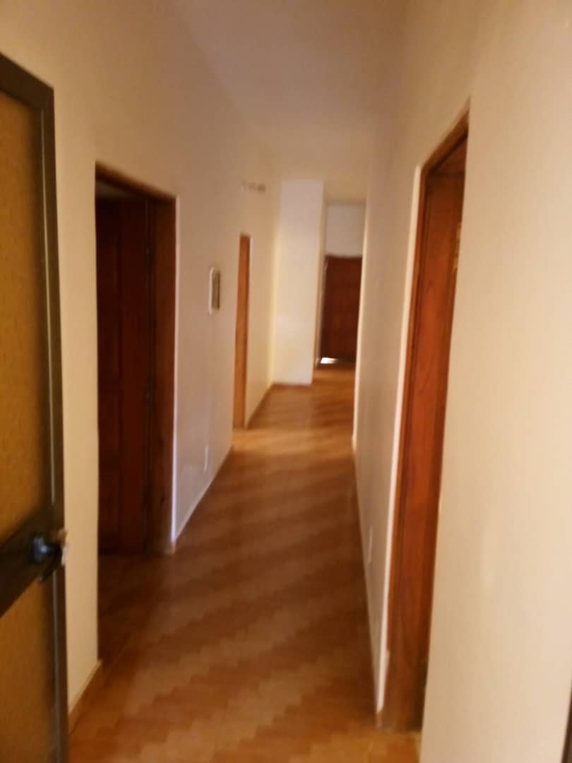 VILLA R+1 DE 10 PIÈCES À VENDRE À ADIDOGOMÉ ASSIYÉYÉ – À 300M DU GOUDRON
