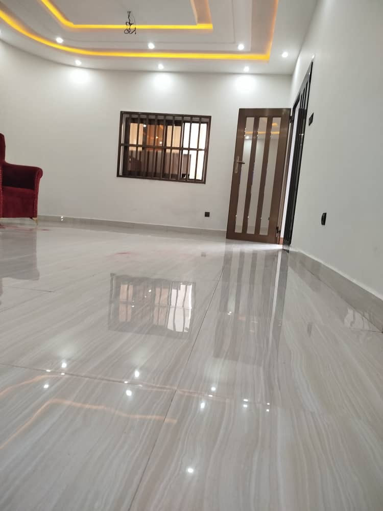 À LOUER : VILLA DUPLEX DE 9 PIÈCES À ADIDOGOMÉ – 700.000F/MOIS