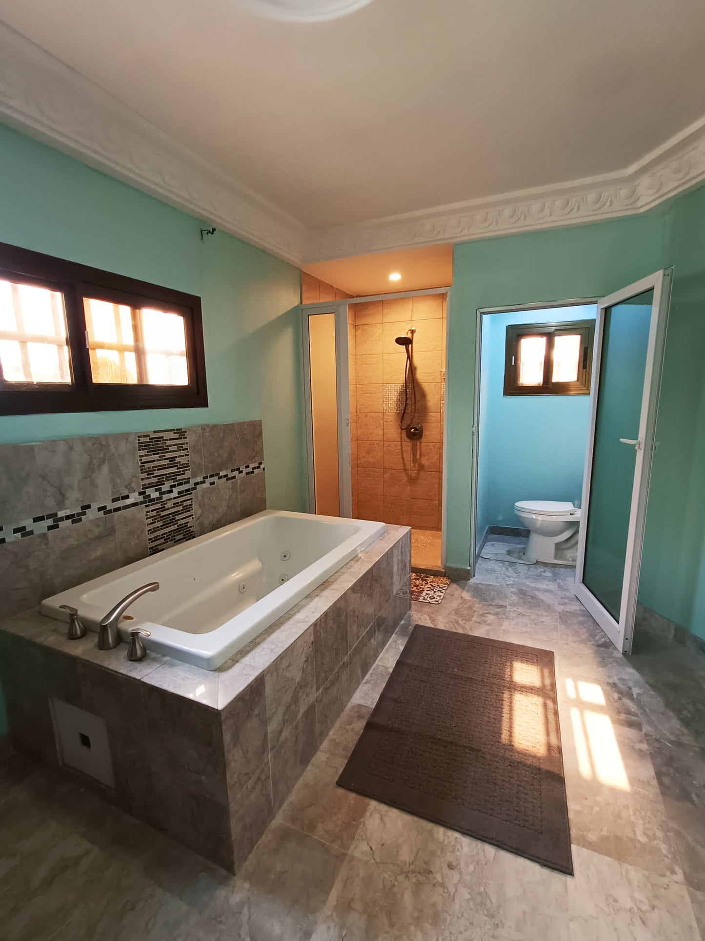 À LOUER – VILLA MEUBLÉE 6 PIÈCES (5 CHAMBRES, 1 SALON) EN MARBRE À ADIDOGOMÉ APÉDOKOÈ GBOMAMÉ