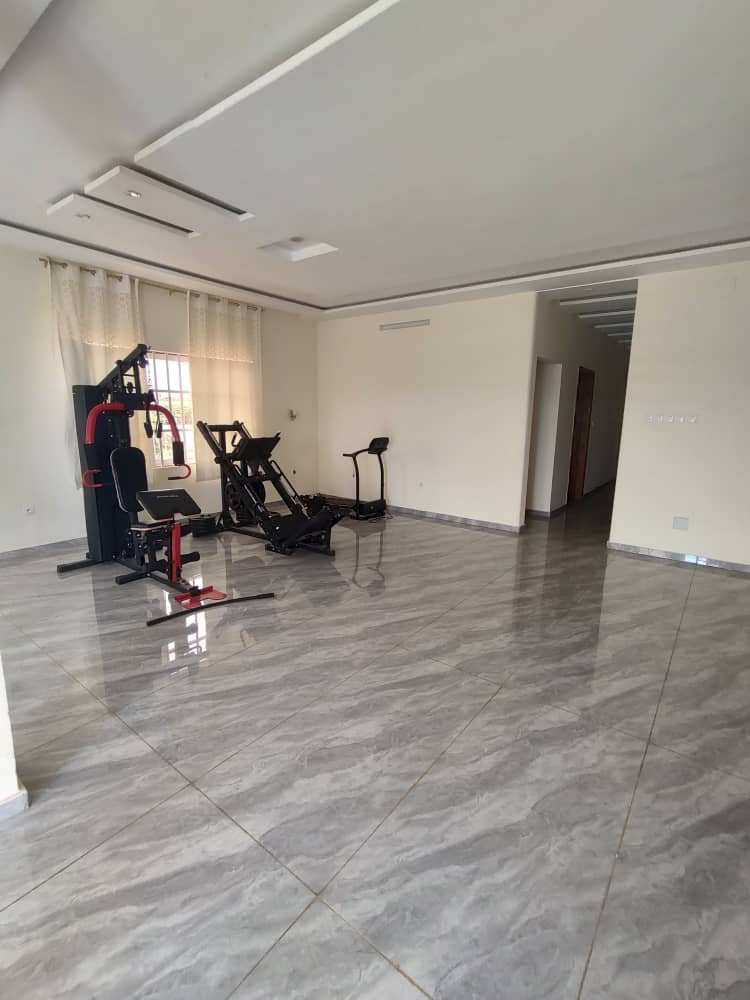 VILLA TRIPLEX MEUBLÉE À LOUER À ATTIEGOU (7 CHAMBRES, PISCINE, TERRAIN DE BASKETBALL)