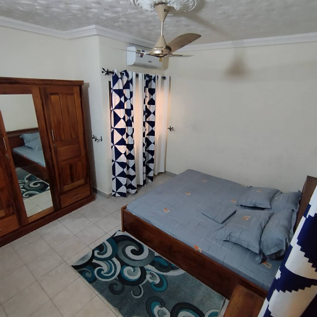 À LOUER – VILLA MEUBLÉE DE 4 PIÈCES AVEC JARDIN À AGOÈ CACAVELI – 500.000F CFA/MOIS