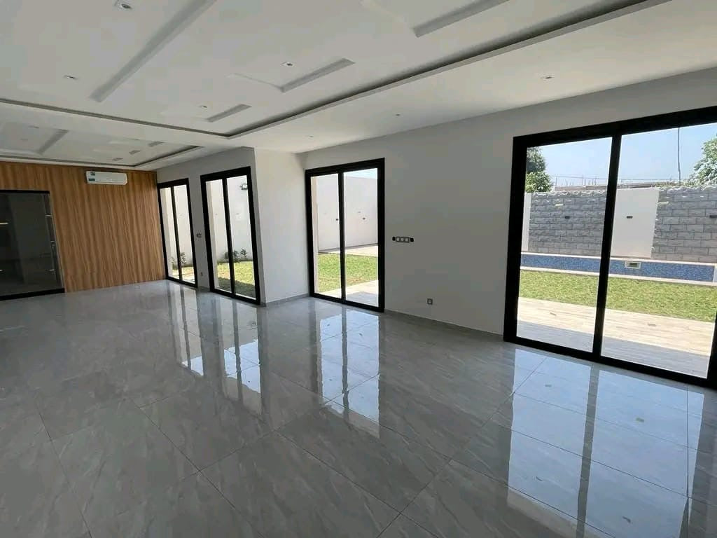 VILLA HAUT STANDING DE 6 PIÈCES À VENDRE À HEDZRANAWOÉ (600M² AVEC PISCINE)