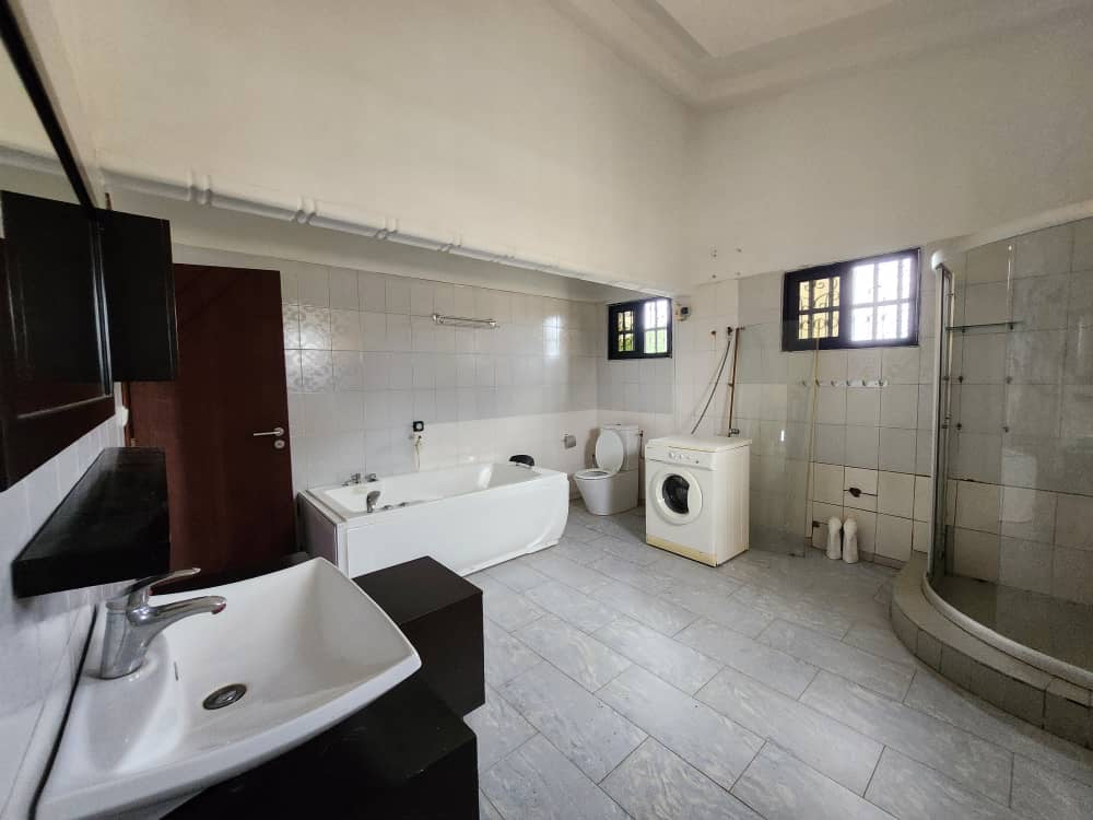 Villa duplex 6 chambres en vente à Novissi – 400 millions FCFA