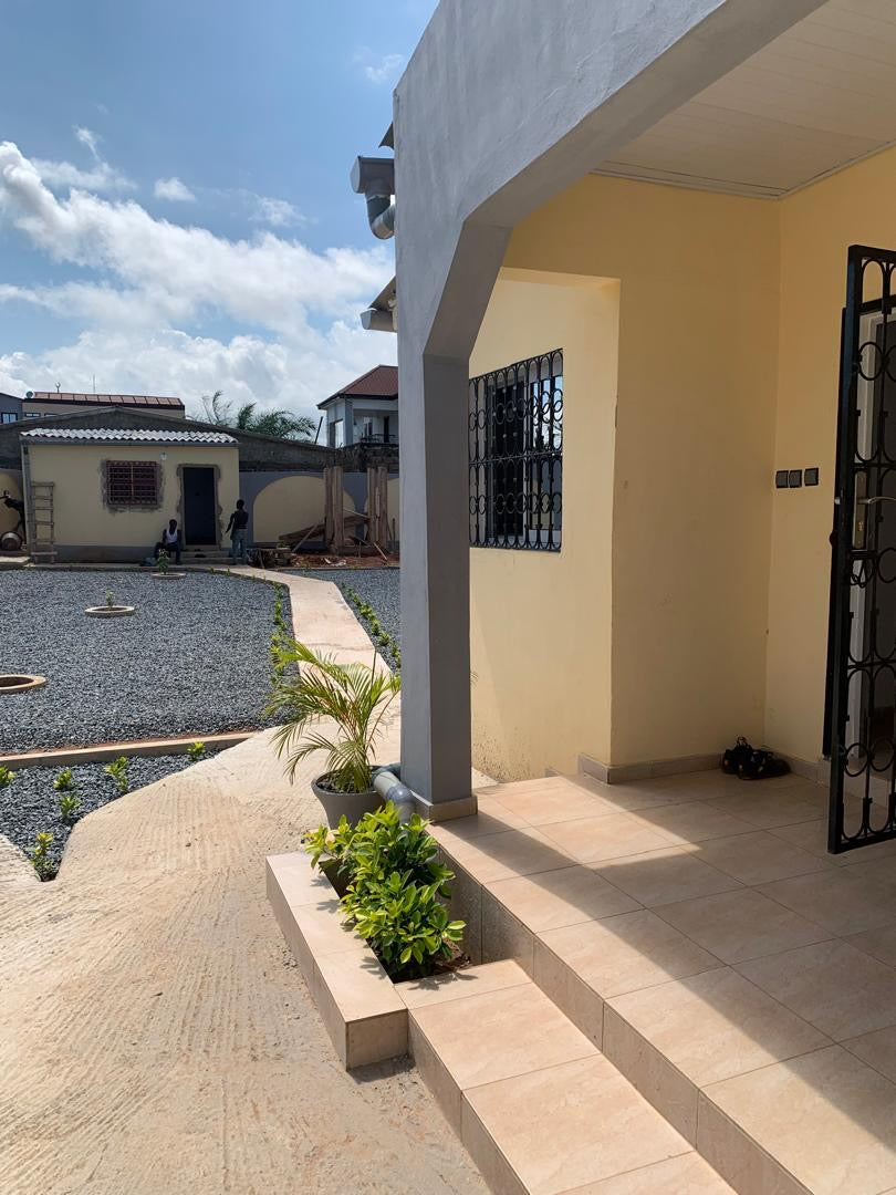 MINI VILLA 2 PIÈCES À VENDRE À SÉGBÉ PHARMACIE – 600 m²