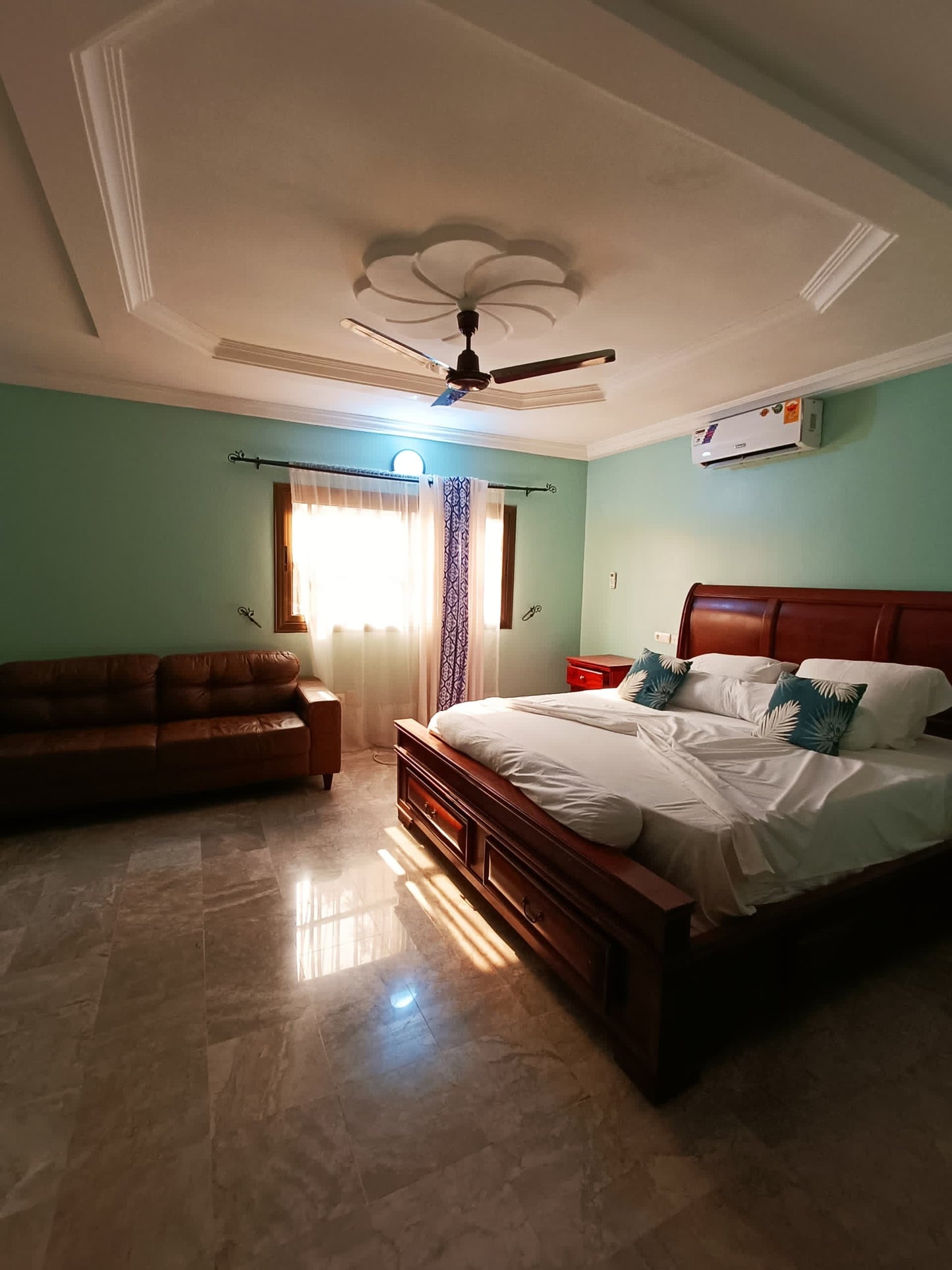 À LOUER – VILLA MEUBLÉE 6 PIÈCES (5 CHAMBRES, 1 SALON) EN MARBRE À ADIDOGOMÉ APÉDOKOÈ GBOMAMÉ