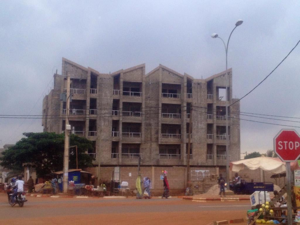 IMMEUBLE 16 PIÈCES À VENDRE À HEDZRANAWOÉ – 4 ÉTAGES – TITRE FONCIER