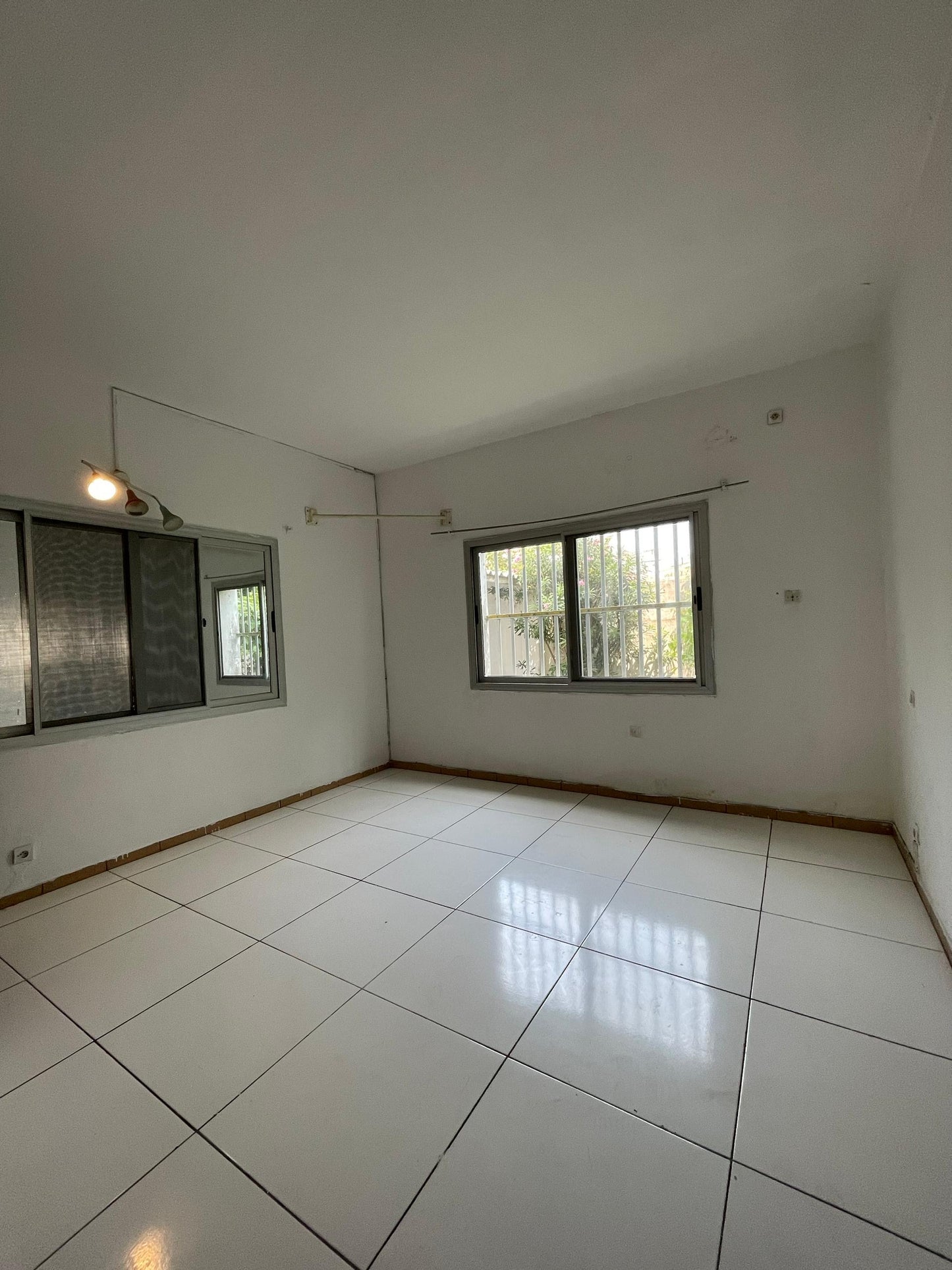 À LOUER – Villa duplex à Kodjoviakopé | 5 chambres, 2 salons, jardin, garage | 600.000 FCFA/mois