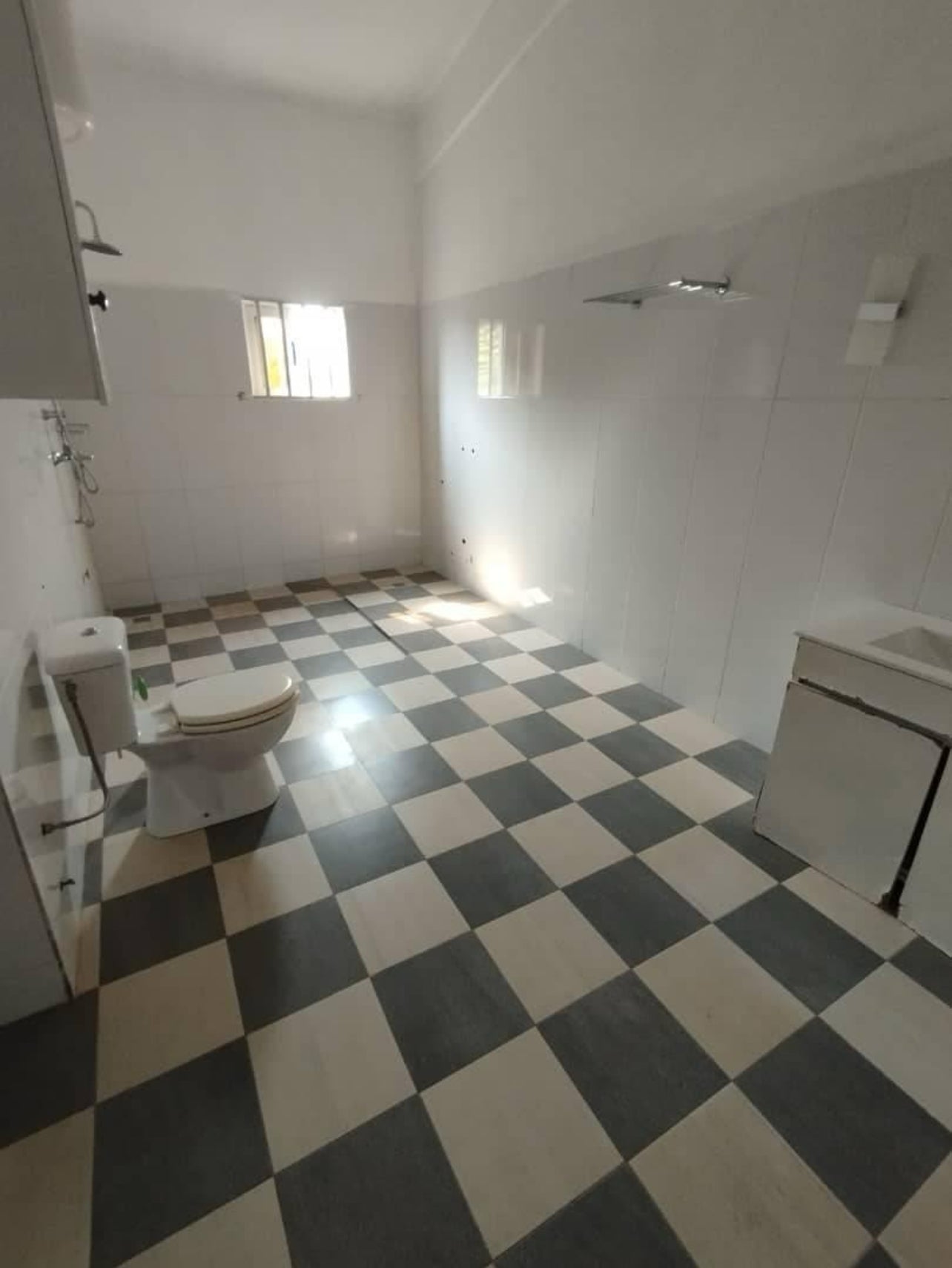 À LOUER – VILLA DUPLEX 6 PIÈCES (4 CHAMBRES, 2 SALONS) AVEC JARDIN À AGOÈ MINAMADOU