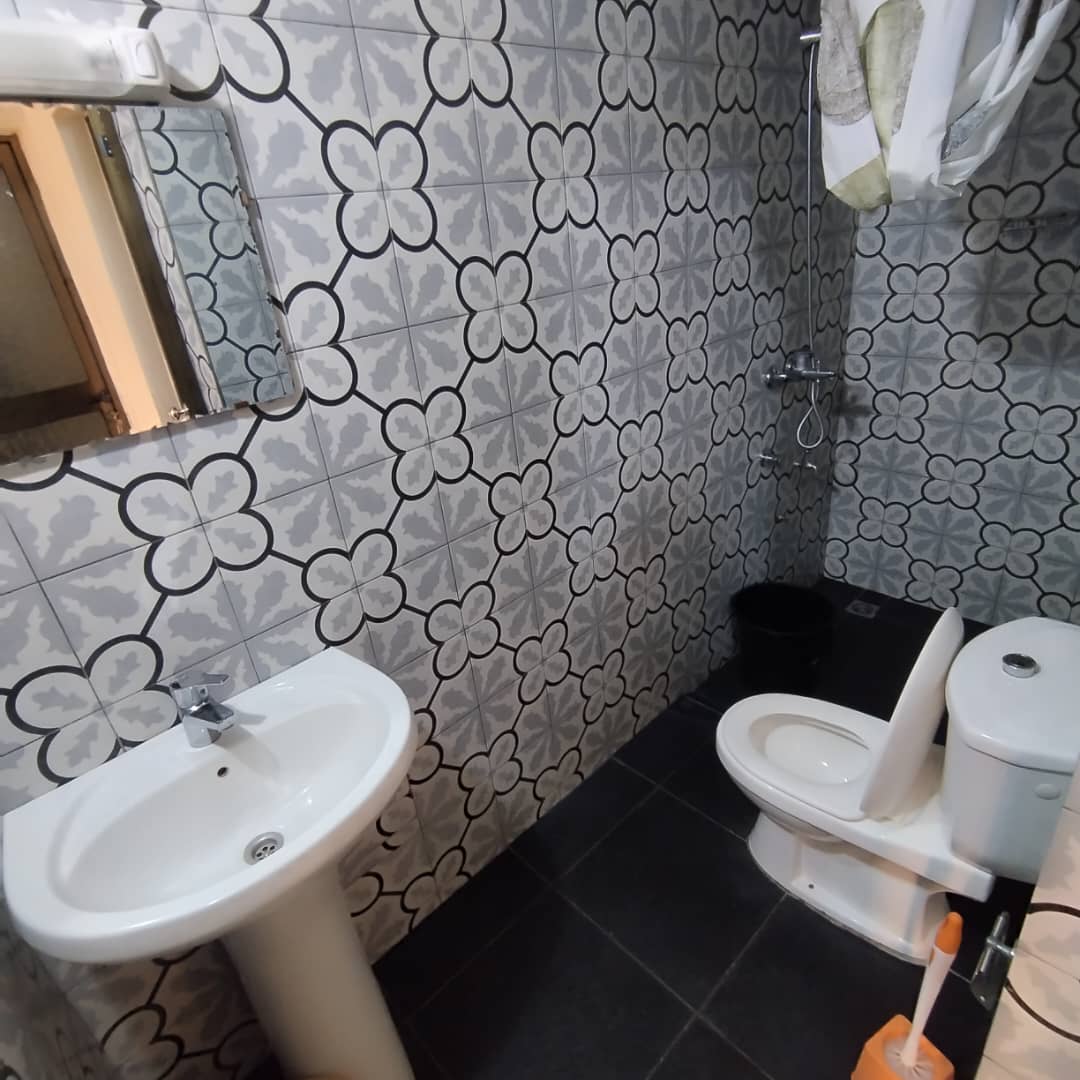 À LOUER – VILLA MEUBLÉE DE 4 PIÈCES AVEC JARDIN À AGOÈ CACAVELI – 500.000F CFA/MOIS