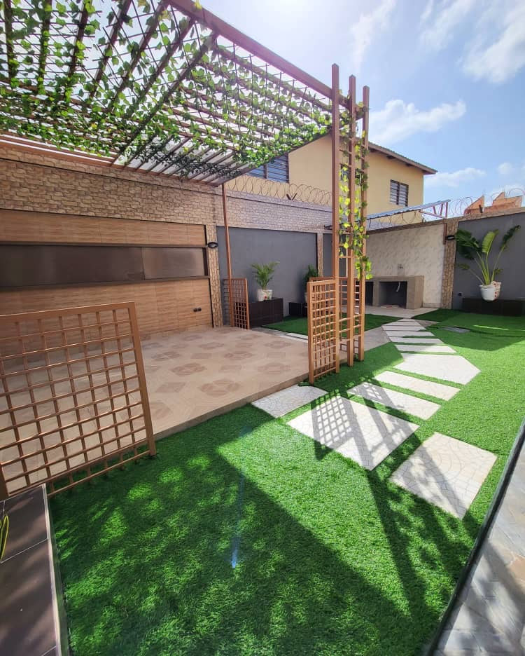 À VENDRE – VILLA DUPLEX DE 9 PIÈCES À STADE DE KEGUÉ (150 MILLIONS)