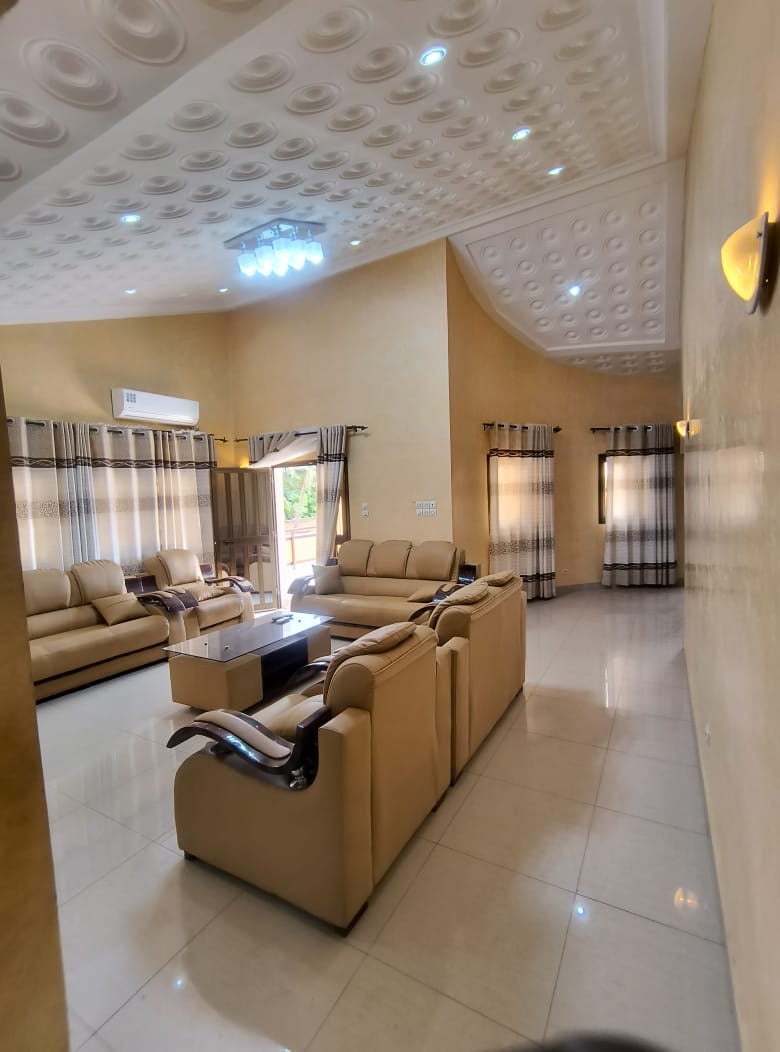 Villa 5 chambres meublée avec piscine à louer à Avenou – 1.200.000 FCFA par mois