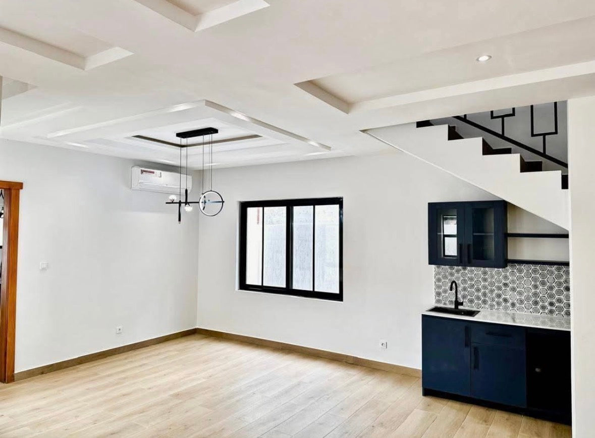 VILLA DUPLEX 5 CHAMBRES À VENDRE À AGBALÉPÉDO (150M DU GOUDRON)
