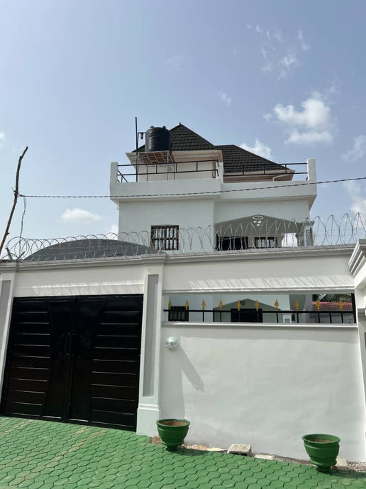 VILLA 6 PIÈCES À VENDRE À ZANGUÉRA KLÉMÉ – 300m²