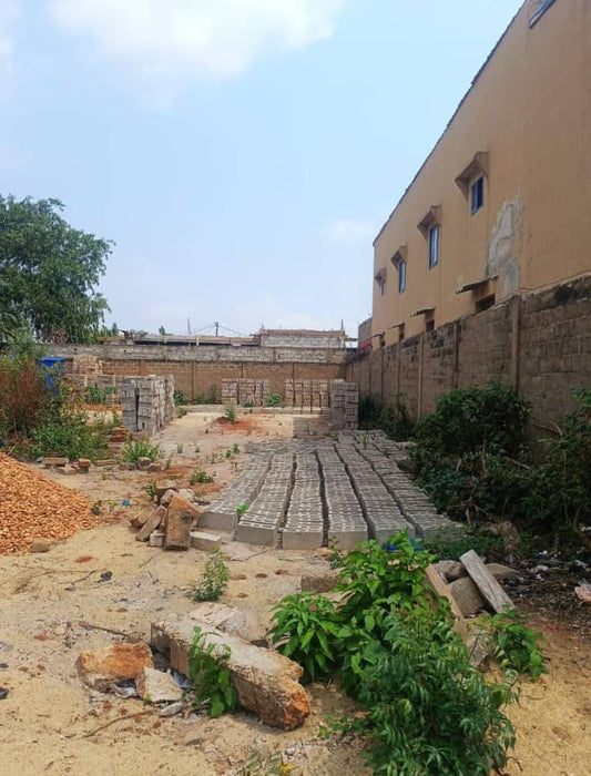 TERRAIN 1/2 LOT À VENDRE À AGOÈ CARREFOUR BLEU – TITRE FONCIER