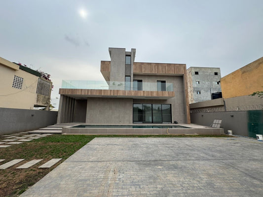 À VENDRE – Résidence 11 pièces avec piscine à Tokoin Wuiti | 1 lot | Titre foncier | 500 millions FCFA