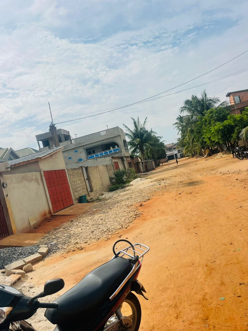 À VENDRE – TERRAIN CARRÉ CLÔTURÉ DE PLUS D’UN DEMI-LOT À AGOE CAMP FIR – 18 MILLIONS FCFA