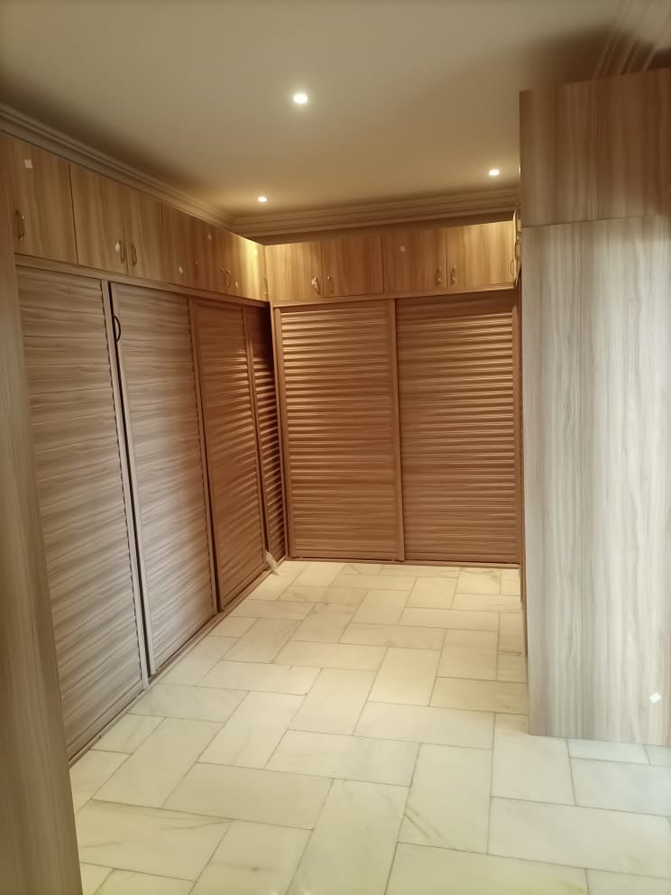 VILLA À VENDRE À BAGUIDA – VUE MER, PISCINE ET 08 LOTS
