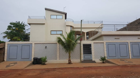 UNE VILLA À VENDRE À HEDZRANAWOÉ À 150M DU GOUDRON - 6 CHAMBRES, 2 SALONS, 6 DÉPENDANCES