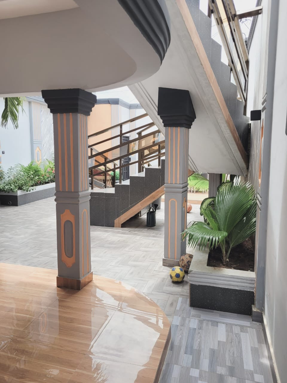 À LOUER : VILLA DUPLEX DE 9 PIÈCES À ADIDOGOMÉ – 700.000F/MOIS
