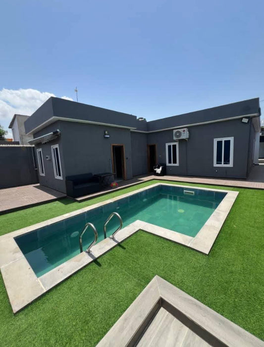 À LOUER : VILLA MEUBLÉE AVEC PISCINE DE 2 CHAMBRES À DJIDJOLÉ KOUVAHEY
