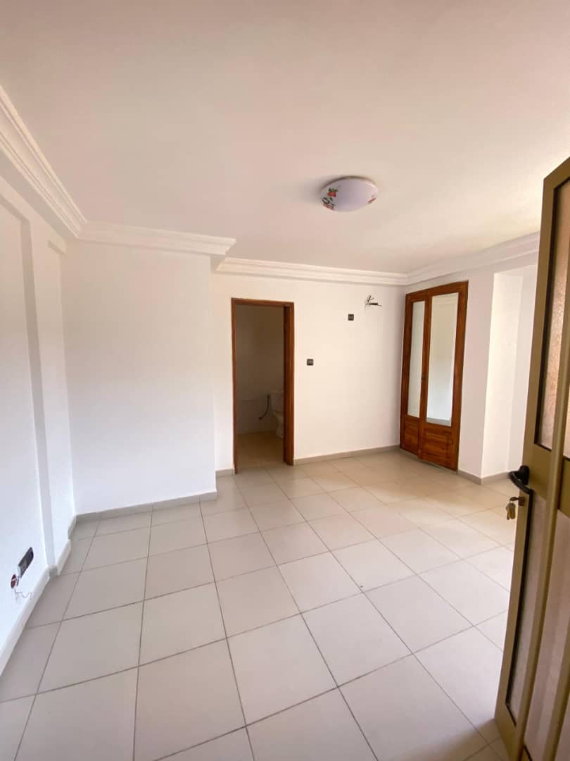 UN IMMEUBLE 5 PIÈCES + 3 BOUTIQUES À VENDRE À ADIDOGOMÉ APÉDOKOÈ