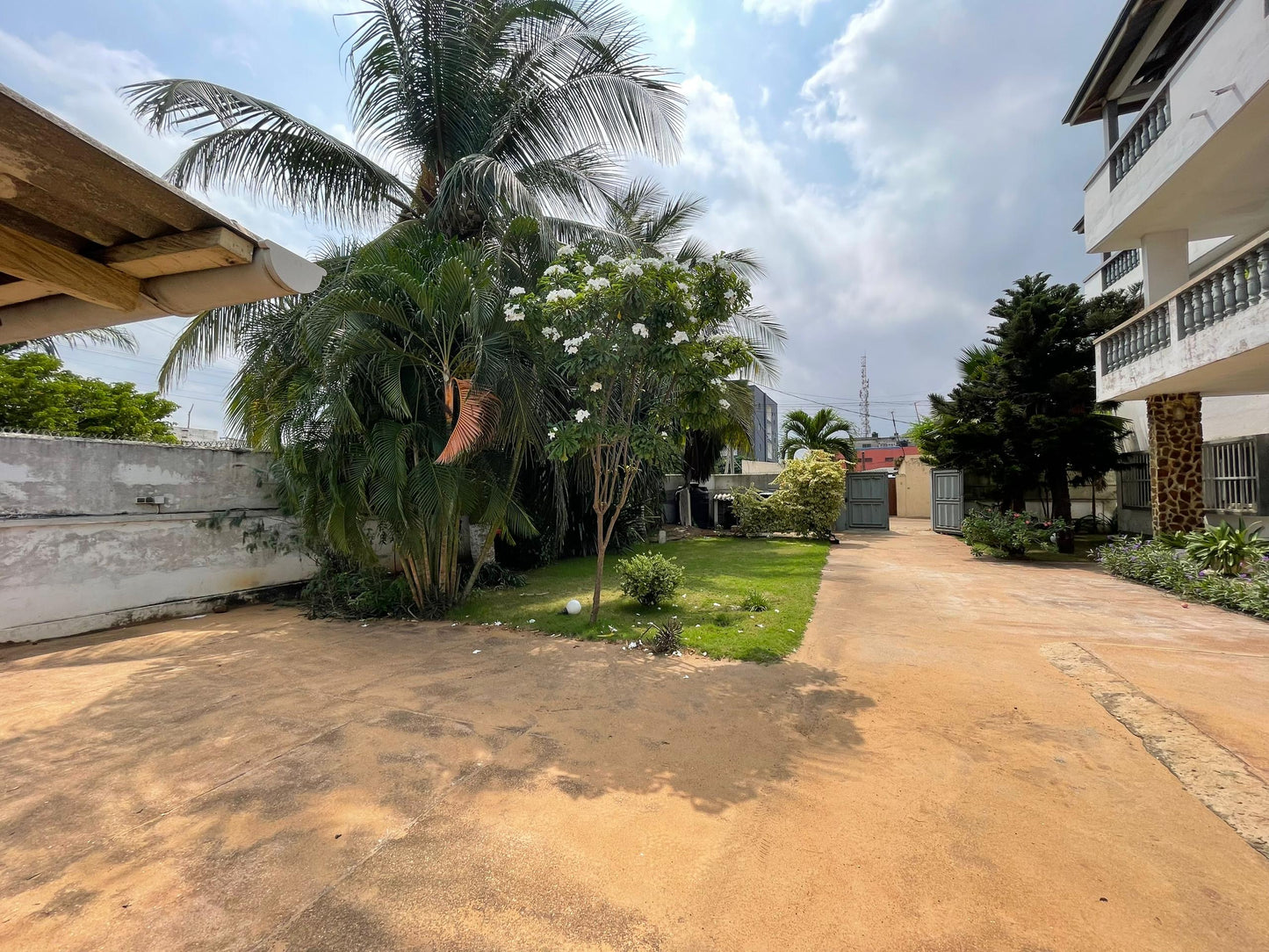 À LOUER – Villa duplex à Kodjoviakopé | 5 chambres, 2 salons, jardin, garage | 600.000 FCFA/mois