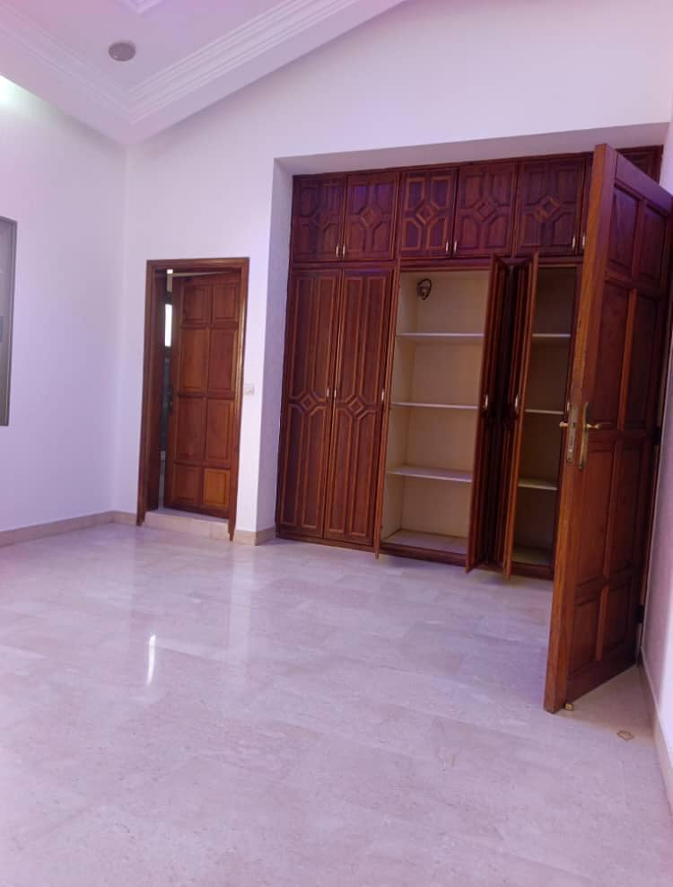 VILLA DUPLEX 6 CHAMBRES AVEC PISCINE À LOUER À TOGO 2000