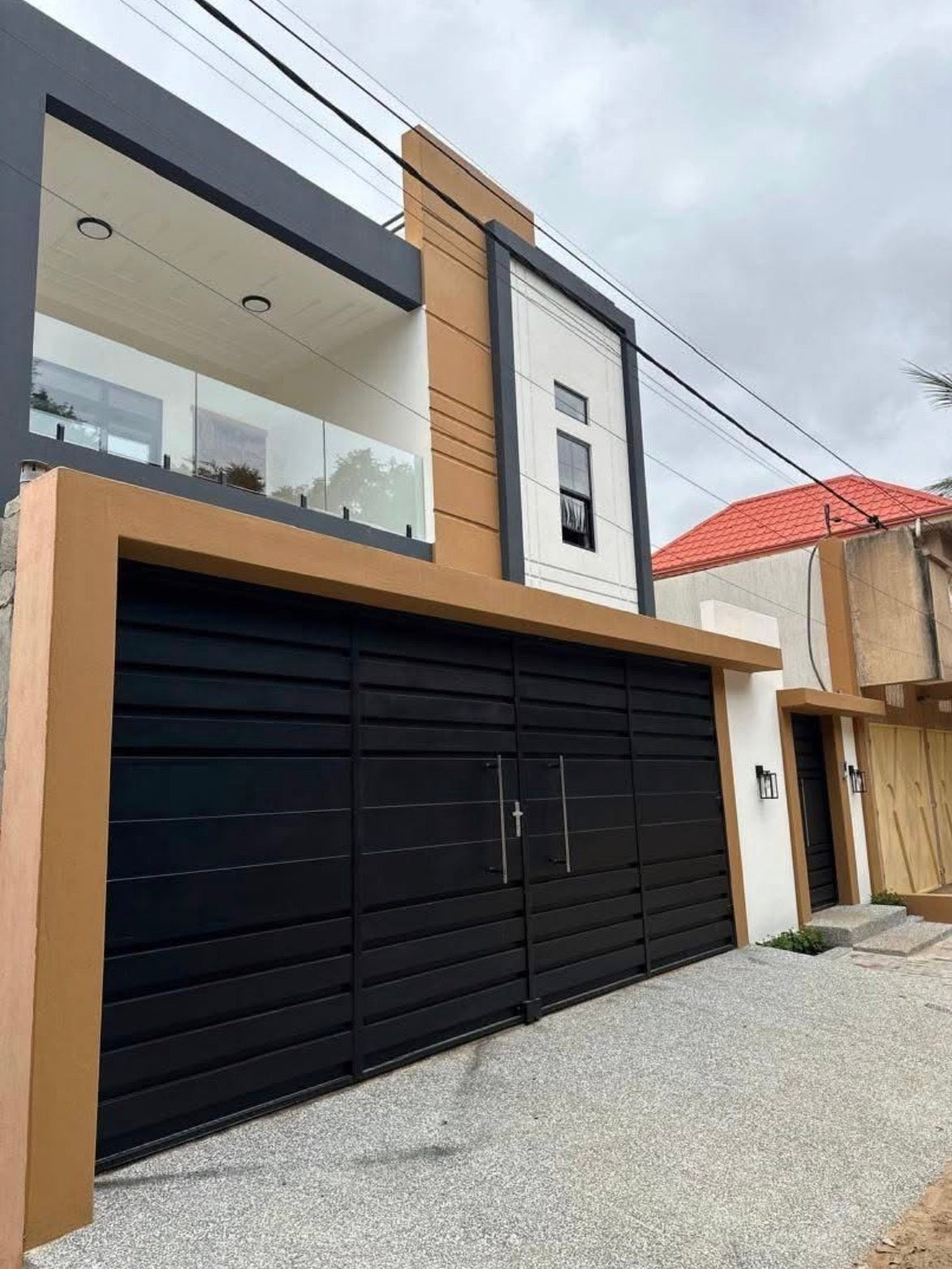 VILLA DUPLEX 5 CHAMBRES À VENDRE À AGBALÉPÉDO (150M DU GOUDRON)