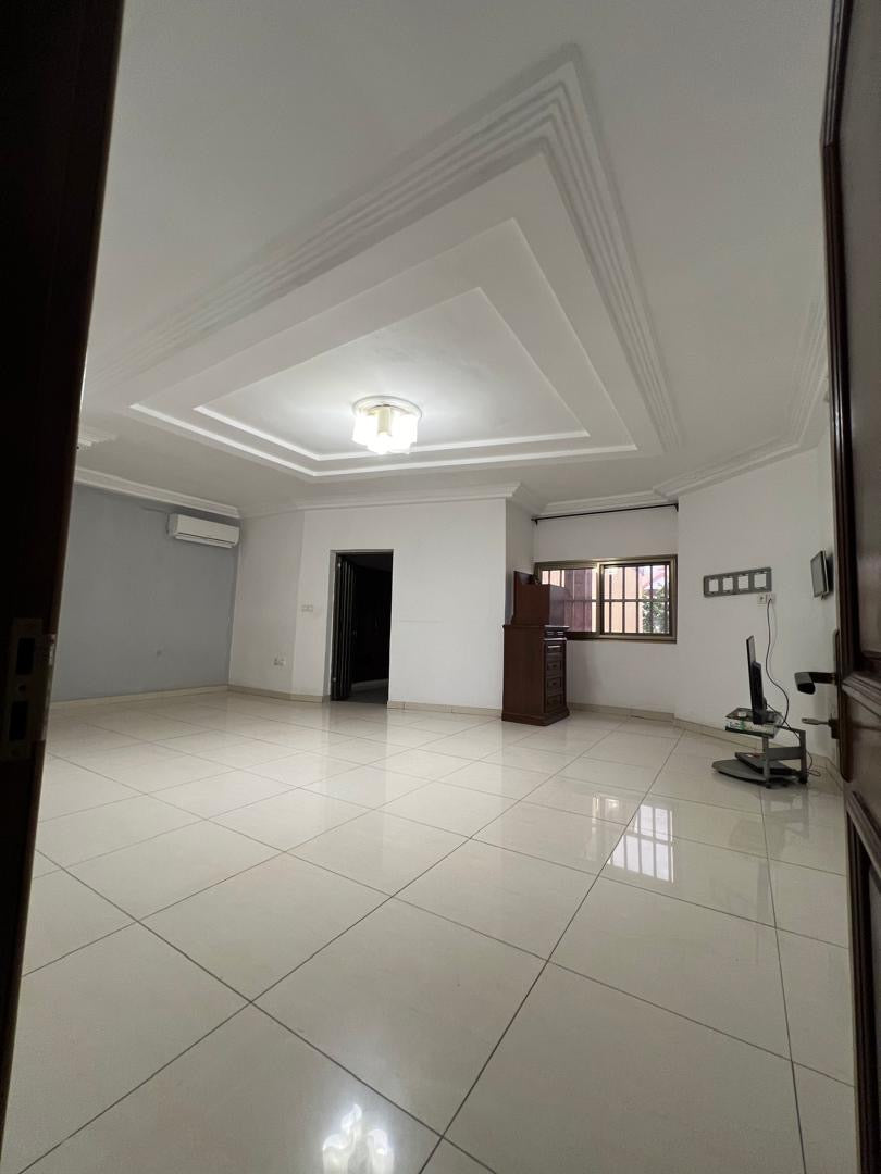 Villa R+1 de 6 chambres à louer à Tokoin – 700000 FCFA