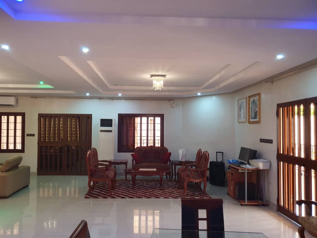 Villa meublée 5 chambres à vendre à Agoè Telessou – 400 millions FCFA