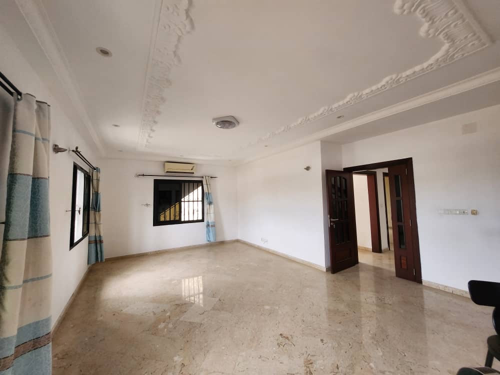 Villa duplex 6 chambres en vente à Novissi – 400 millions FCFA