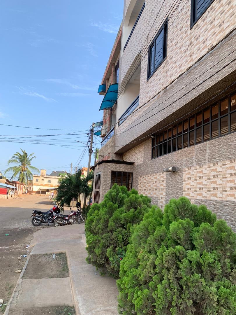 UNE MINI VILLA À VENDRE – À CÔTÉ DE L’HÔTEL DE L’AÉROPORT DE LOMÉ (ANGLE DE RUE)