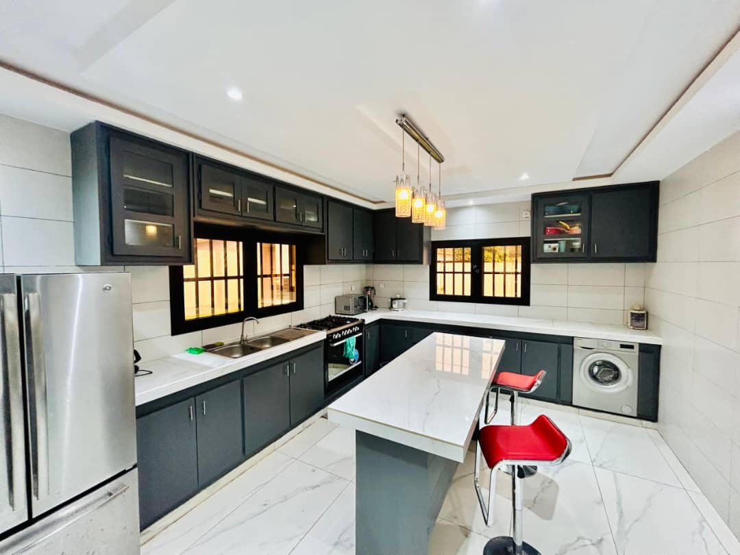 À LOUER – Villa meublée avec piscine à Zanguéra | 4 chambres | Grand jardin | 1.200.000 FCFA/mois