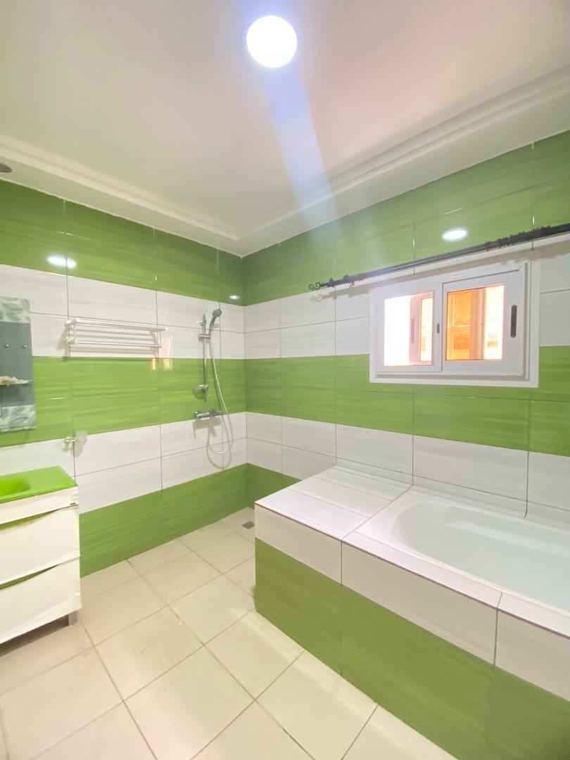 UNE VILLA À LOUER DANS LA CITÉ OUA (5 CHAMBRES, 3 DÉPENDANCES, PISCINE)
