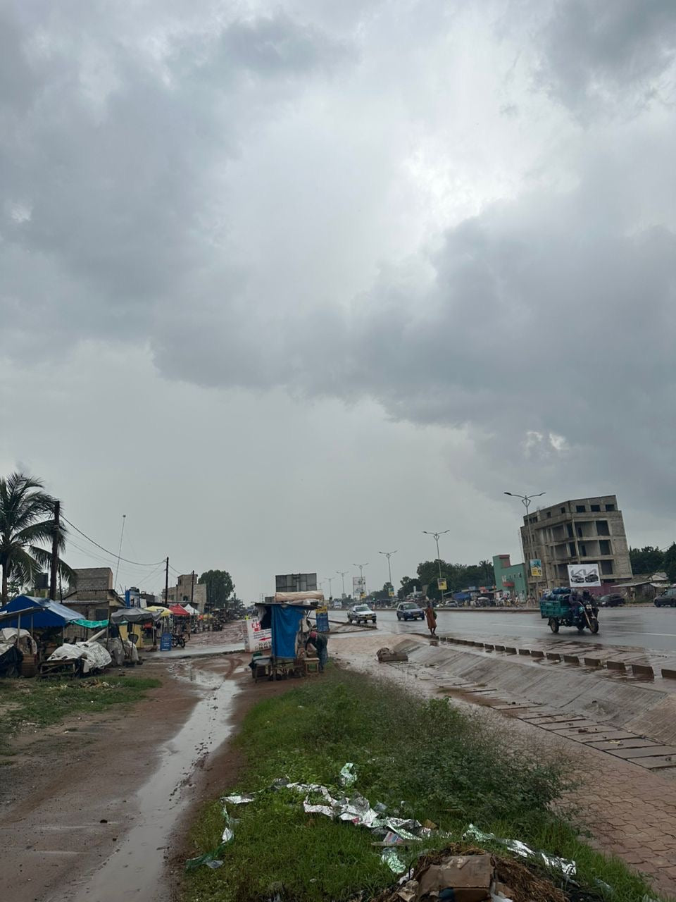 IMMEUBLE DE 14 UNITÉS À VENDRE AU BORD DU GOUDRON À ZANGUÉRA