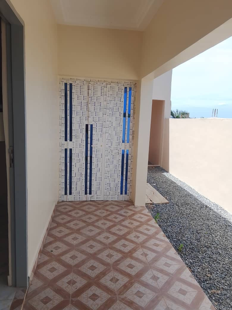 UNE VILLA À VENDRE ET EN LOCATION À ADÉTIKOPÉ - 04 CHAMBRES, 01 SALON, 01 CUISINE