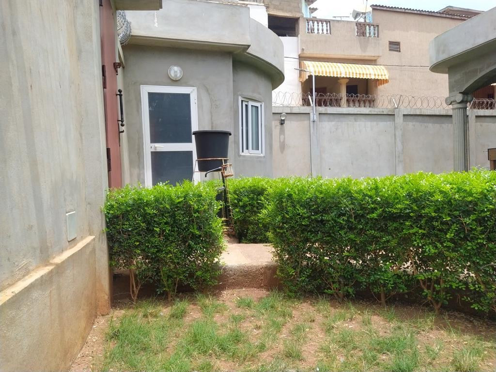 VILLA 11 PIÈCES À VENDRE À ADIDOGOMÉ IPG – 1 LOT 1/4 – TITRE FONCIER