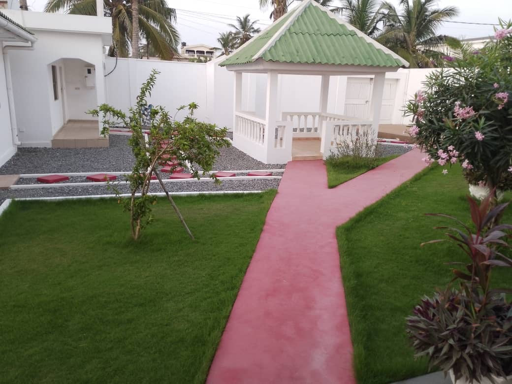 À VENDRE – VILLA DUPLEX 9 PIÈCES AVEC GRAND JARDIN À AVÉPOZO, CÔTÉ PLAGE (1 LOT)