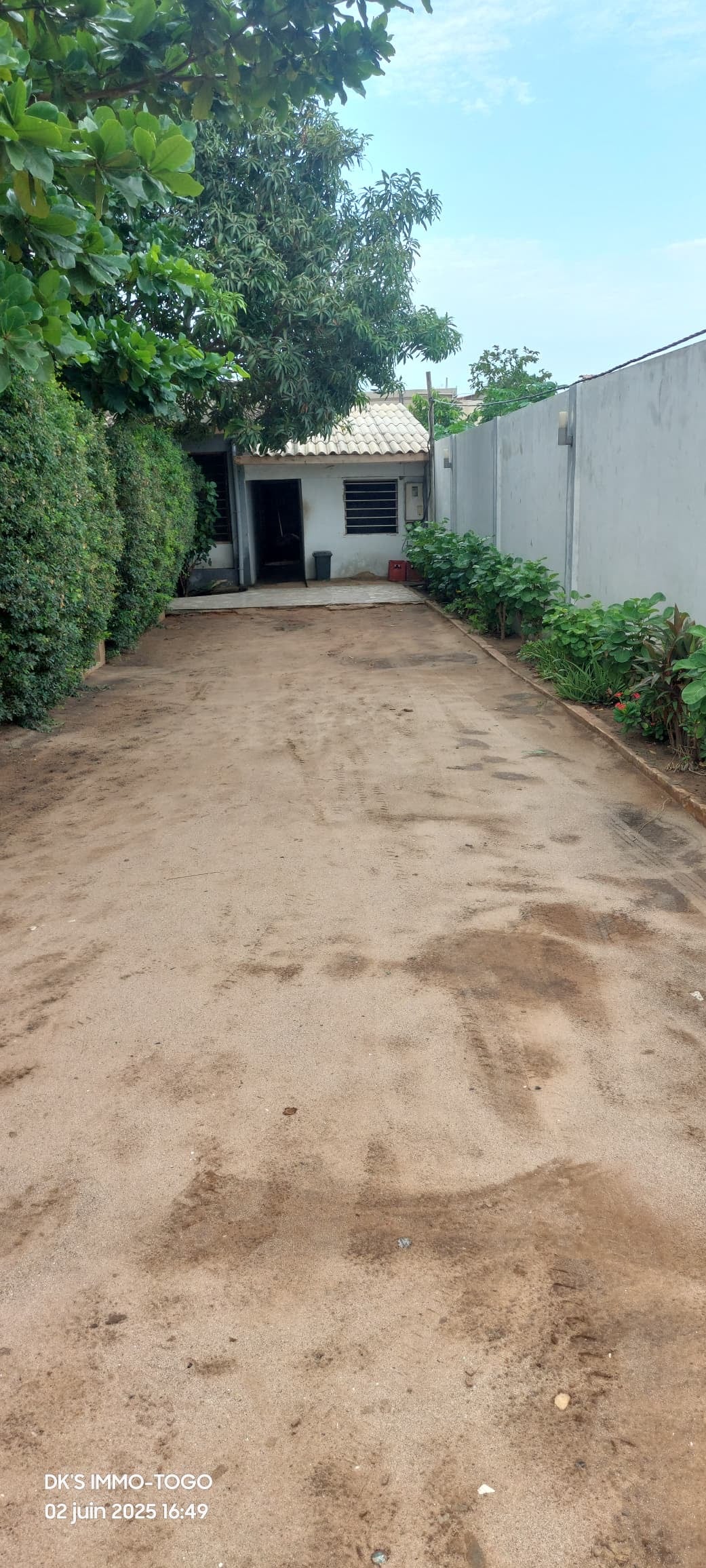 Terrain bâti de 1,5 lot à vendre à Agbalépédo – 200 millions