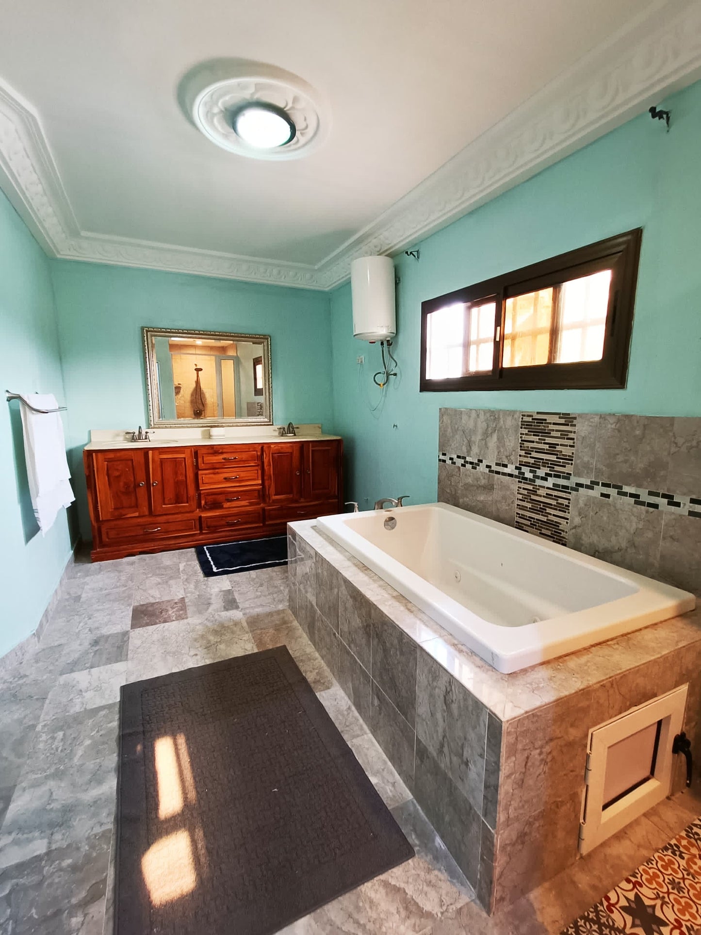 À LOUER – VILLA MEUBLÉE 6 PIÈCES (5 CHAMBRES, 1 SALON) EN MARBRE À ADIDOGOMÉ APÉDOKOÈ GBOMAMÉ
